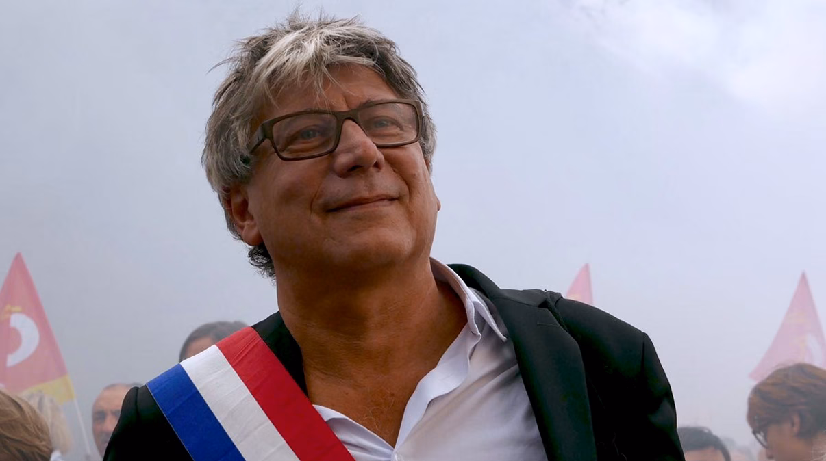Bernard Montiel réplique à Jean-Luc Lemoi et fait son entrée remarquée dans « Samedi d’en rire » avec « Des pleureuses »