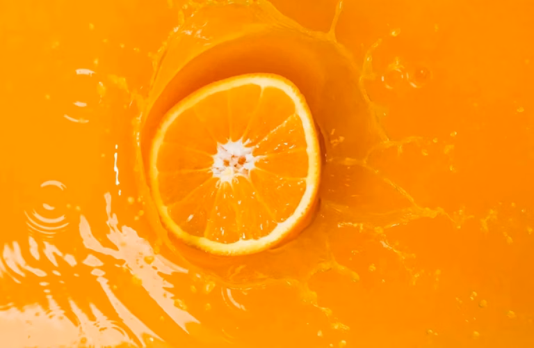 Mélange surprenant : bicarbonate de soude, vinaigre et jus de citron dans un verre, découvrez pourquoi c’est recommandé